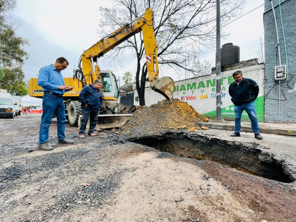 ¡Tome sus precauciones!, cierre de avenida San Rafael Atlixco por reparación de colector en Tláhuac