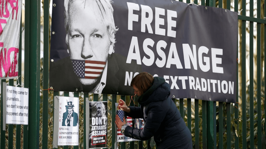Defensa Assange argumenta libertad de información para evitar extradición a EU