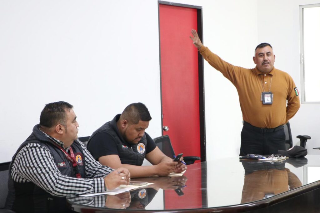 Comerciantes de Chimalhuacán reciben capacitación en materia de protección civil.