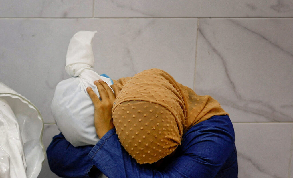 El jurado del World Press Photo entregó su premio principal al fotógrafo de Reuters, Mohammed Salem, por una imagen conmovedora, desgarradora y cruel al retratar a Inas Abu Maamar, una mujer palestina estrechando entre sus brazos el cadáver de su sobrina, Saly, quien murió junto a su madre por el impacto de un misil israelí, el 17 de octubre de 2023. La imagen fue captada en las instalaciones del hospital de Jan Yunis en el sur de la Franja de Gaza.