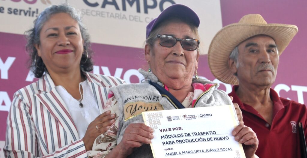 Gobierno de Delfina Gómez mantiene apoyo en Texcaltitlán, entrega recursos a mil 800 campesinos
