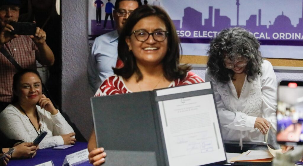 Aleida Alavez recibe constancia de mayoría que la valida como la alcaldesa de Iztapalapa