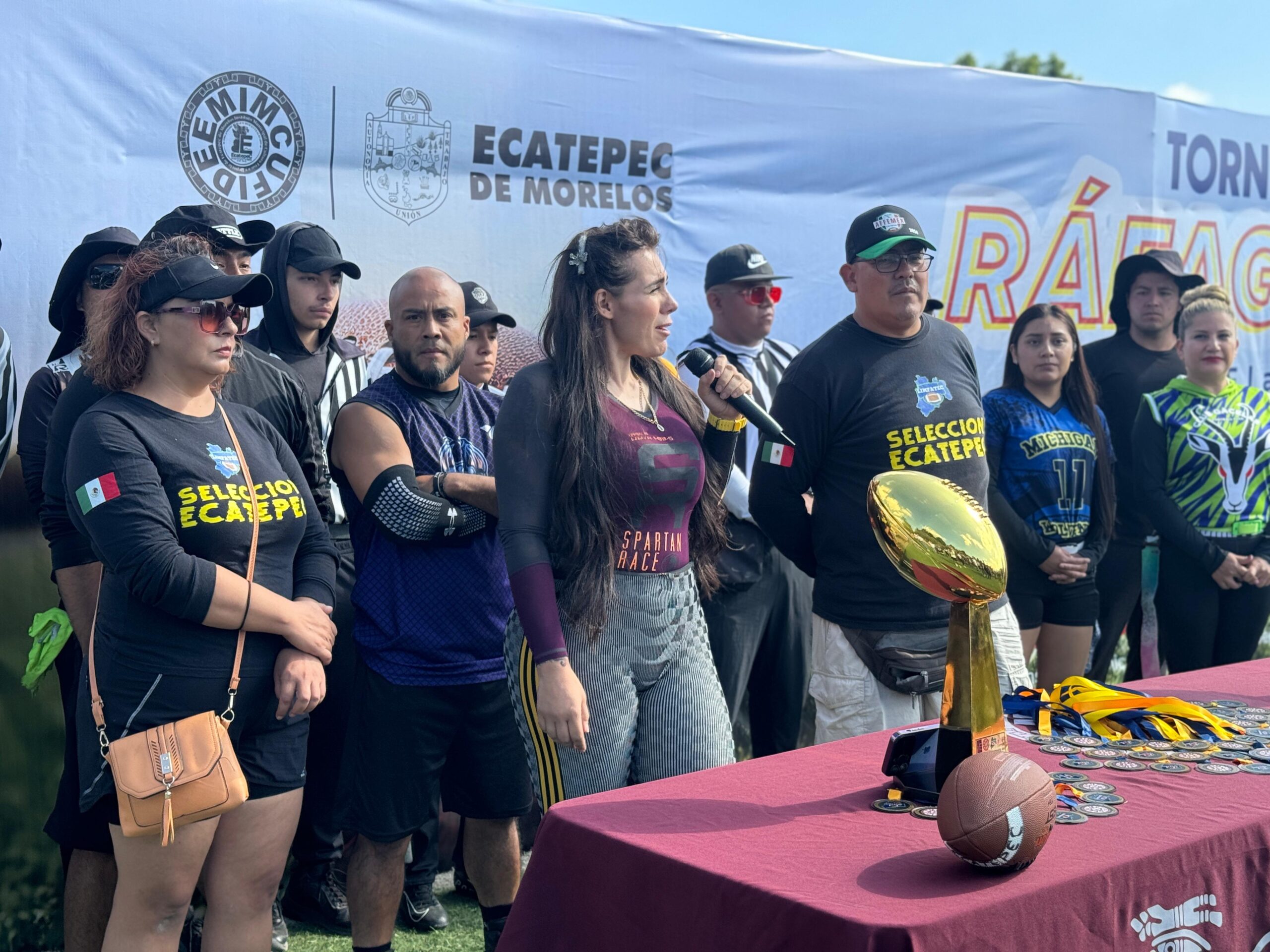 Ecatepec celebra primer torneo de tocho bandera; entregan uniformes a jugadores