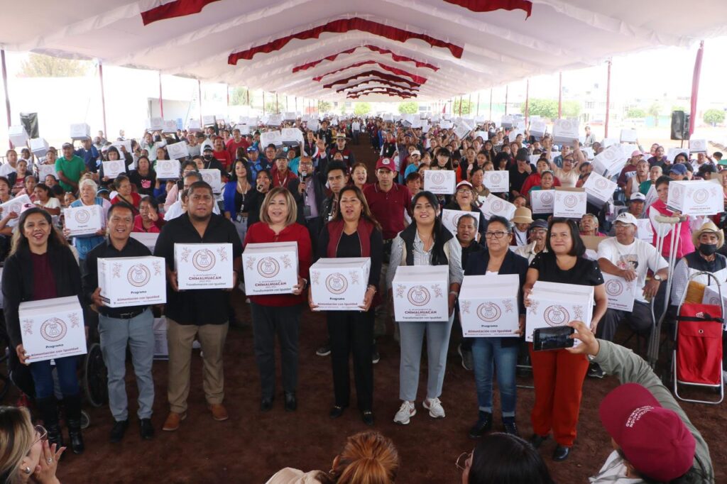 Presidenta de Chimalhuacán anuncia rehabilitación de deportivo Herreros y repavimentación de avenida Patos en entrega de canastas