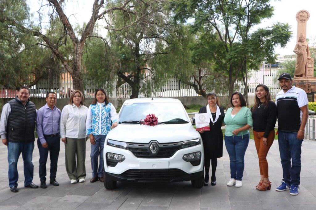 Presidenta de Chimalhuacán entrega auto y motocicletas a ganadores de rifa por pago del impuesto predial