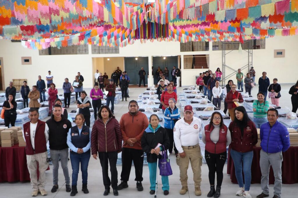 Gobiernos del estado de México y Chimalhuacán entregan apoyos a 50 familias damnificadas