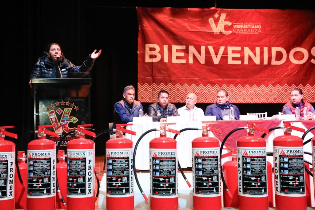 Evelyn Parra entrega extintores a locatarios de mercados de Venustiano Carranza