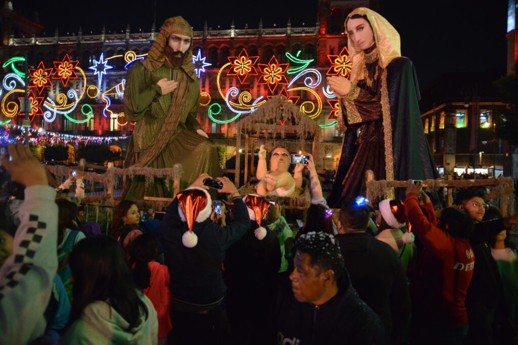 Miles de personas visitan al Niño Dios más grande del mundo