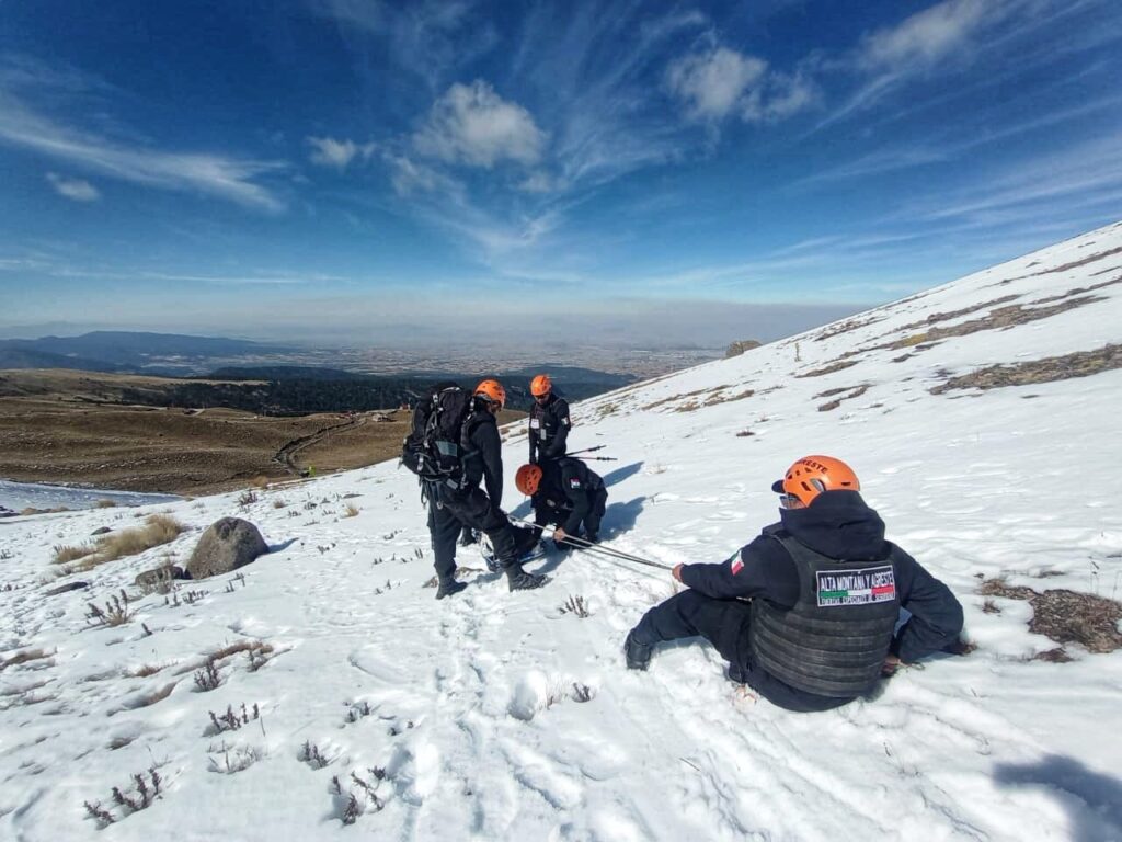 Auxilia policía de alta montaña a cuatro personas que sufrieron lesiones durante su visita al Xinantécatl