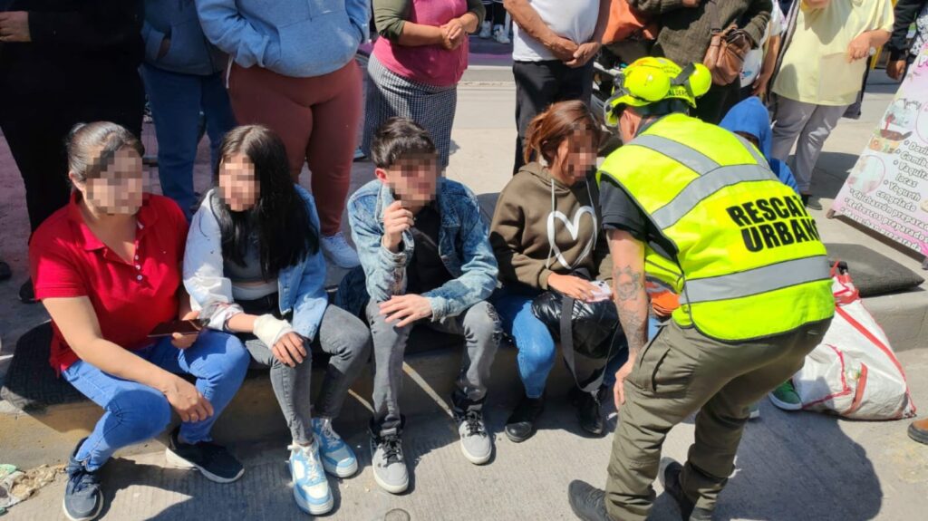 Protección Civil de Ecatepec brinda apoyo a lesionados por volcadura de camioneta del transporte público
