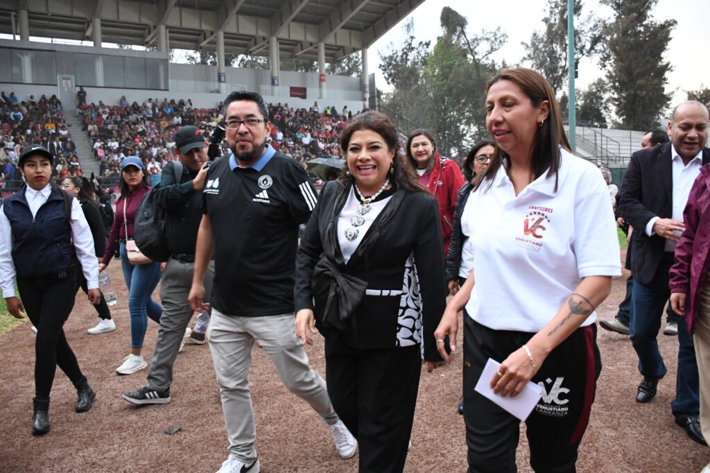 Evelyn Parra recibe reconocimiento por el primer lugar en deporte de la CDMX