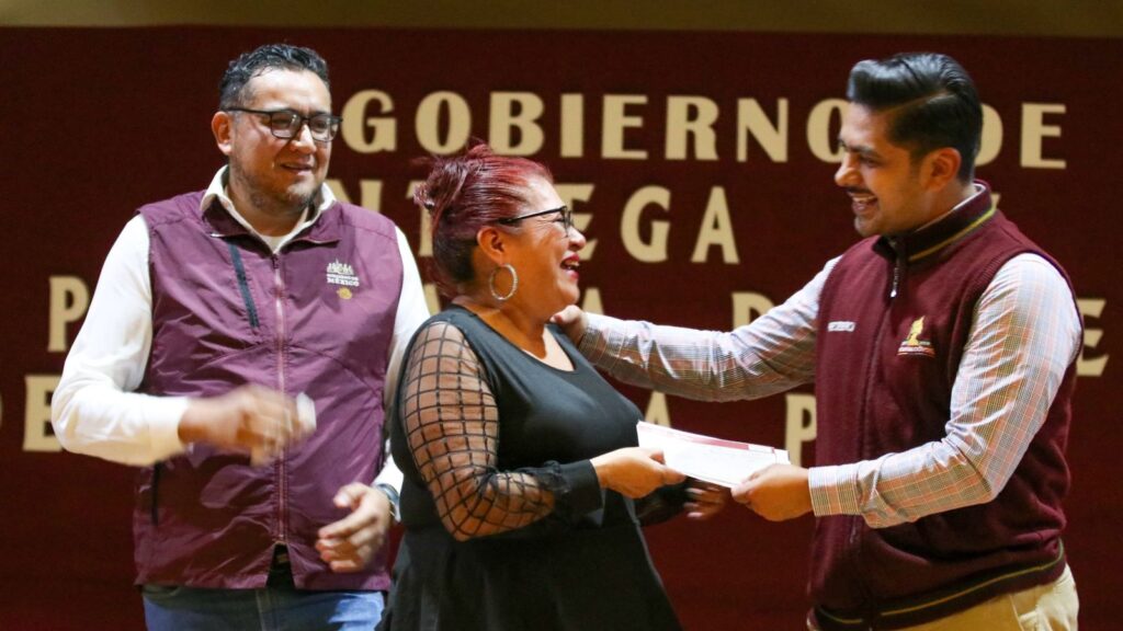 Entrega Adolfo Cerqueda mil tarjetas del Programa de Mejoramiento de Vivienda para el Bienestar en Neza