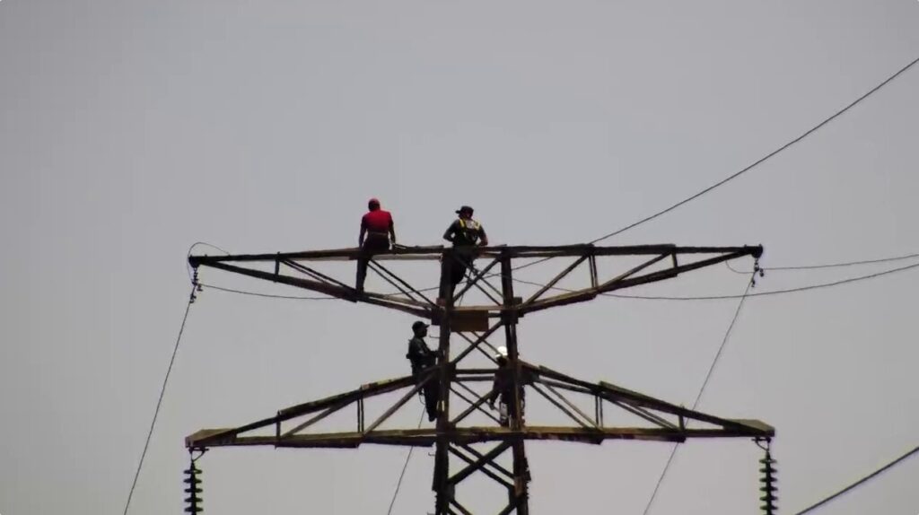Bomberos de Nezahualcóyotl evitan que un joven se lance desde una torre de energía eléctrica