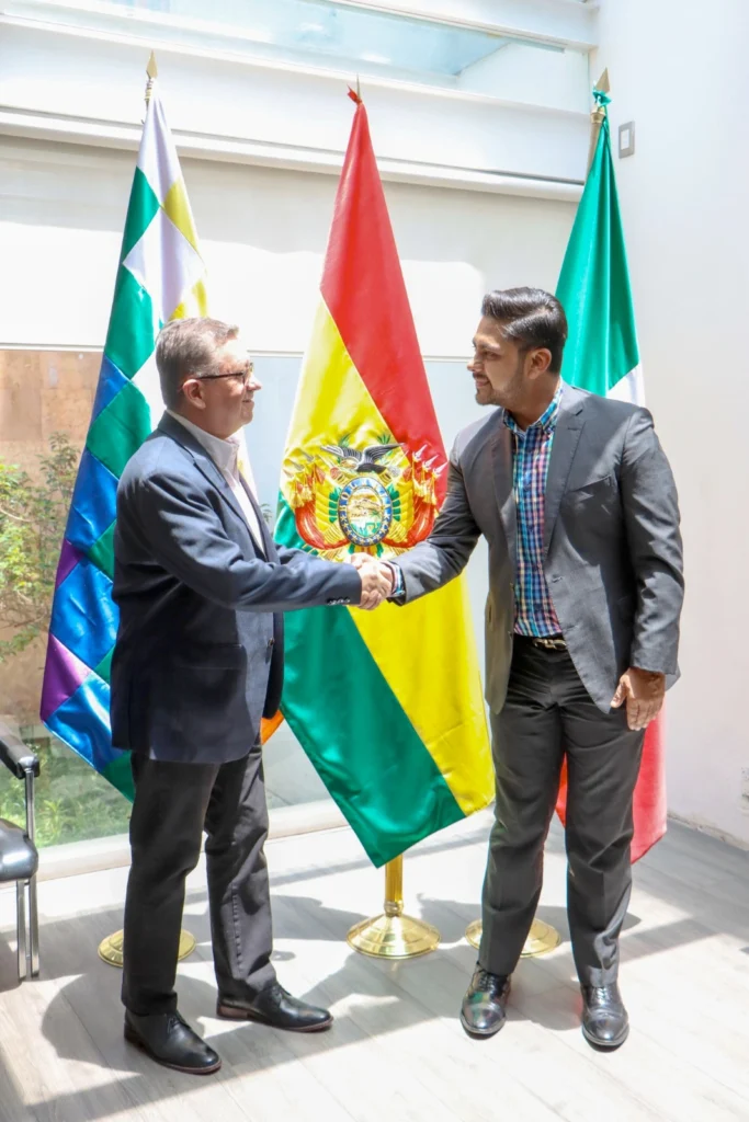 Firma Presidente Municipal de Nezahualcóyotl acuerdo para afianzar relaciones de amistad y cooperación con Bolivia
