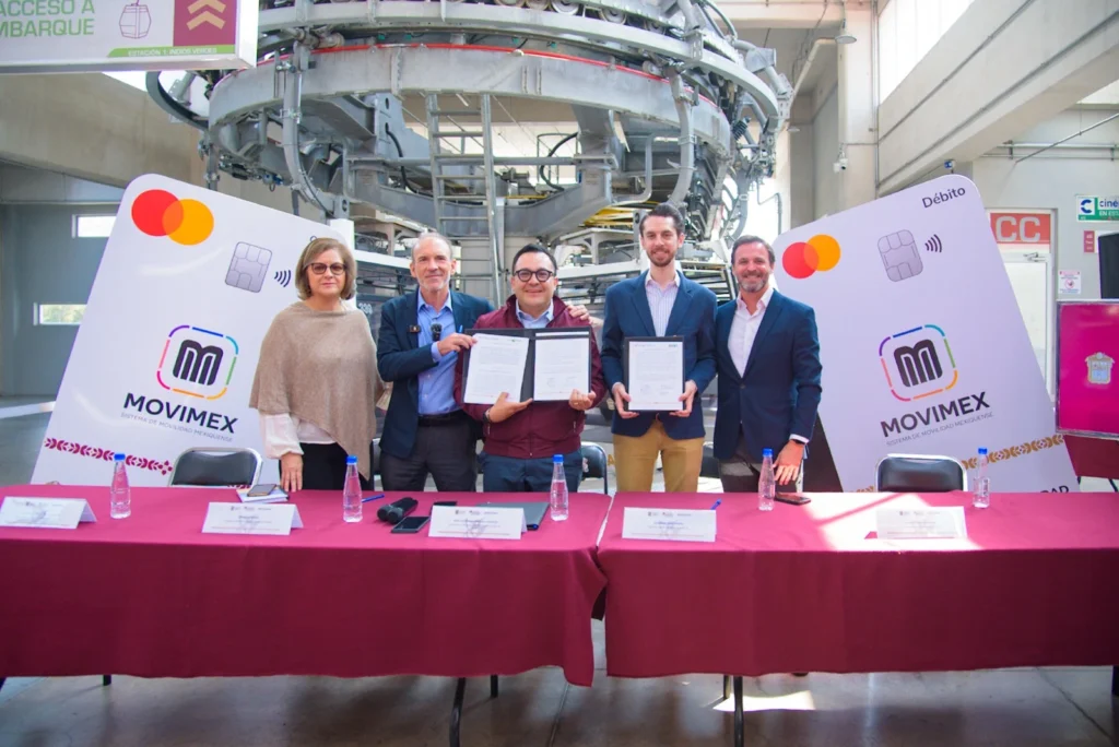 Fomenta EdoMéx la inclusión financiera con nuevas tarjetas bancarias para pago en transporte público y comercios