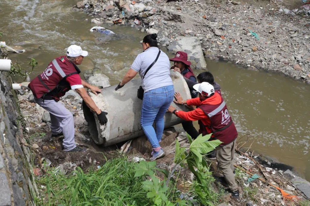Suma alcaldía Álvaro Obregón 1,911 toneladas de desechos retirados de la Presa Río Becerra