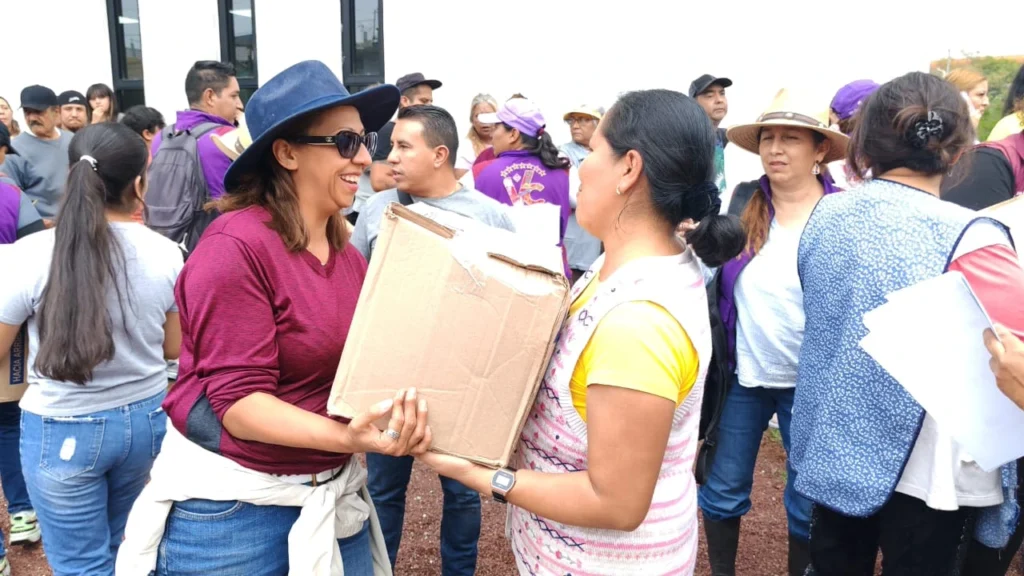 Atiende Evelyn Parra a personas afectadas por lluvias