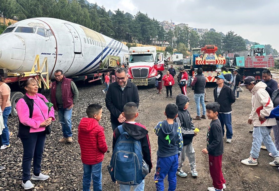Llega el avión biblioteca a la Utopía Oyamel en la Magdalena Contreras