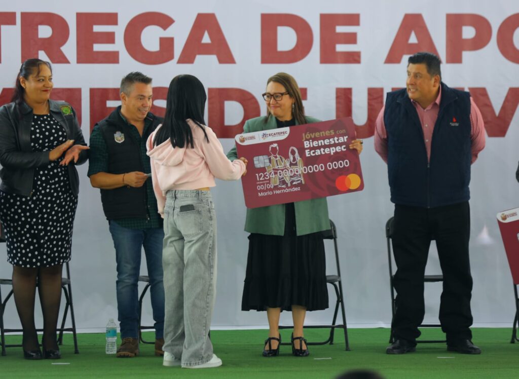 Azucena Cisneros entrega becas económicas a universitarios para pasajes