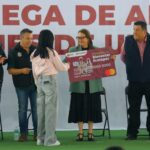 Azucena Cisneros entrega becas económicas a universitarios para pasajes