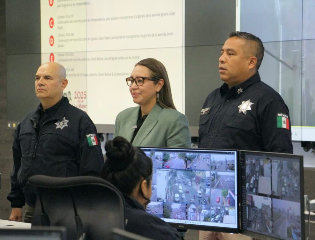 Azucena Cisneros supervisa en centro de mando operativo en Las Américas