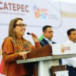 Azucena Cisneros atiende las causas de la inseguridad con bienestar: Entrega 800 pares de zapatos a estudiantes de Ecatepec