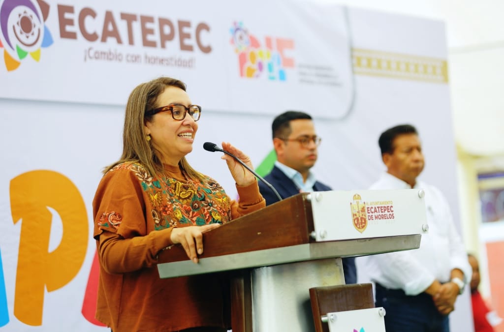 Azucena Cisneros atiende las causas de la inseguridad con bienestar: Entrega 800 pares de zapatos a estudiantes de Ecatepec