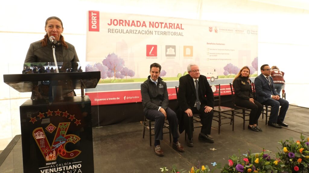 Evelyn Parra brinda certeza jurídica a vecinos con Jornada Notarial