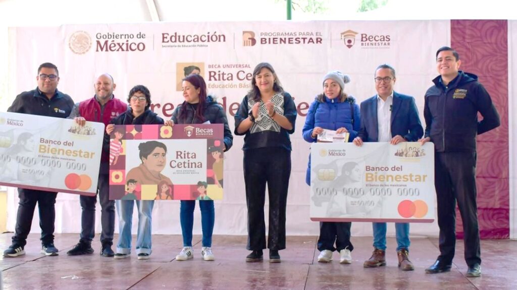 Gobierno de México entrega Becas Rita Cetina a estudiantes de secundaria en Azcapotzalco