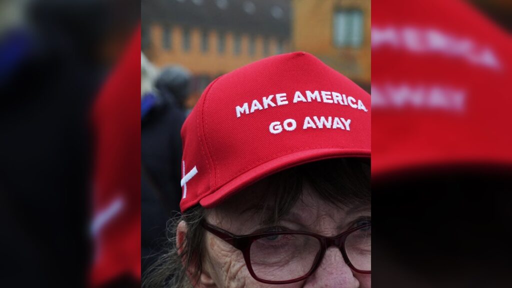 Groenlandeses se burlan de Trump; con gorras piden que se vaya