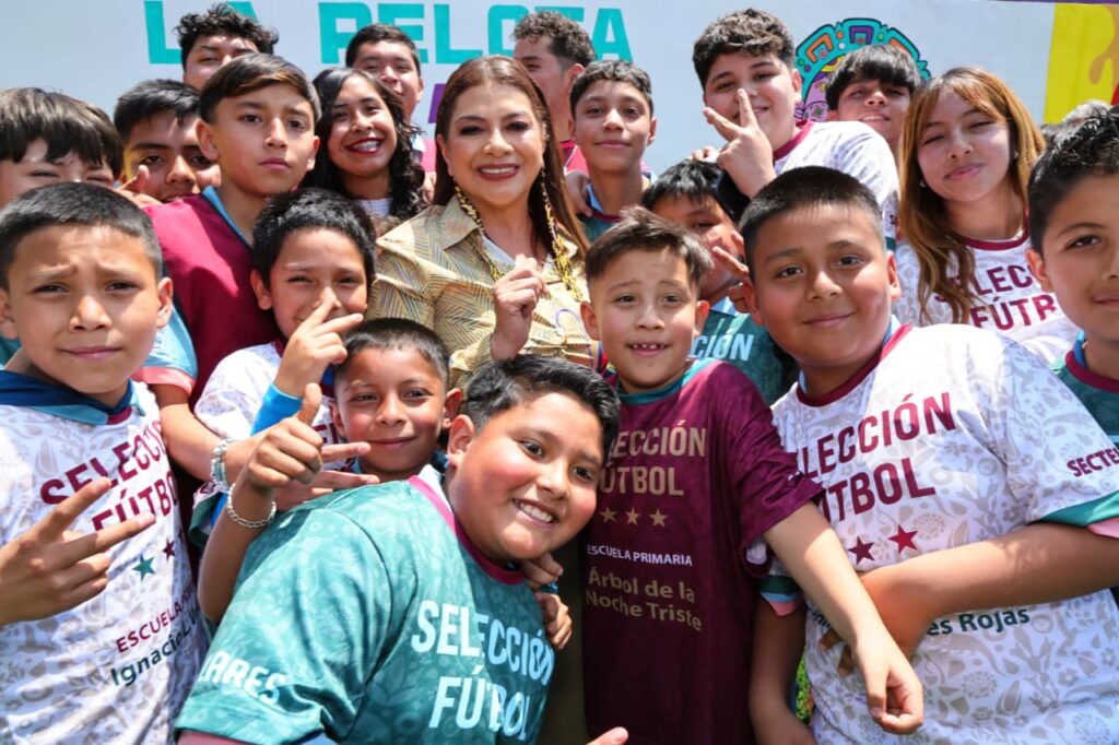 PRESENTACIÓN DEL CHATBOT XOLI Y LA INAUGURACIÓN DE CANCHAS DE FUTBOL EN IZTAPALAPA, COMO PARTE DEL PROGRAMA “UN MUNDIAL DONDE LA PELOTA VUELVE A CASA”.