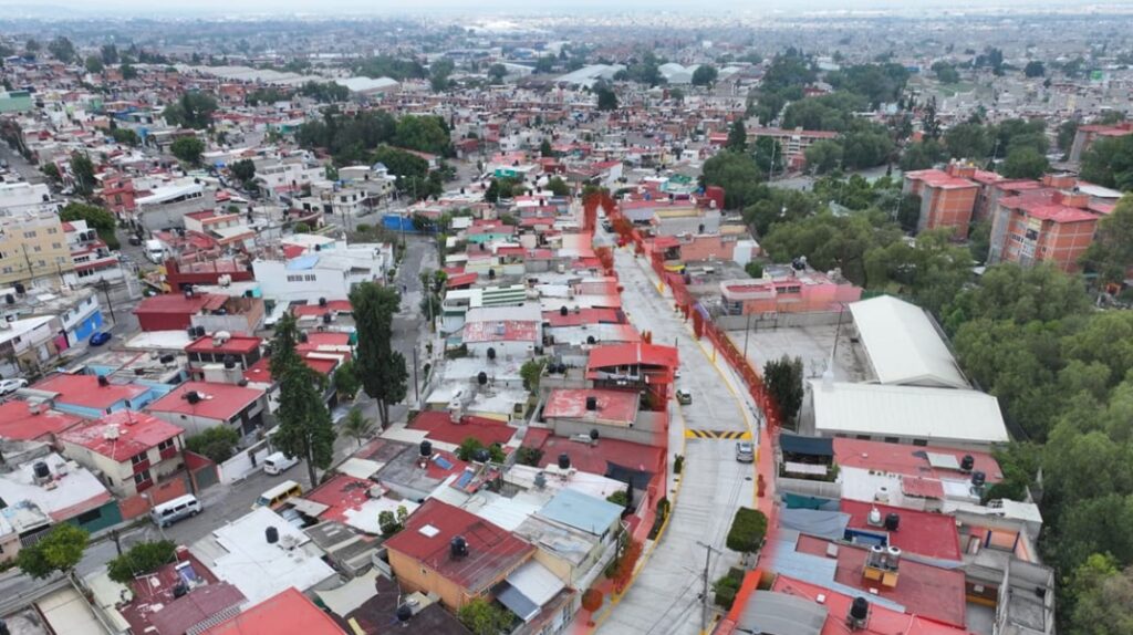 Repavimentan la calle más destrozada y con baches de Ecatepec