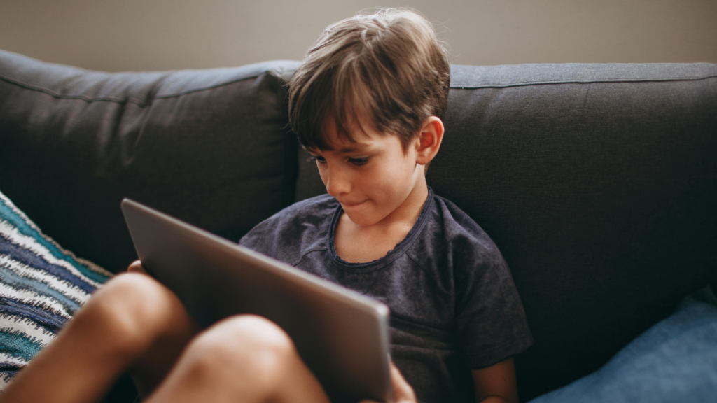 Abril, infancia y datos personales: proteger también es acompañar