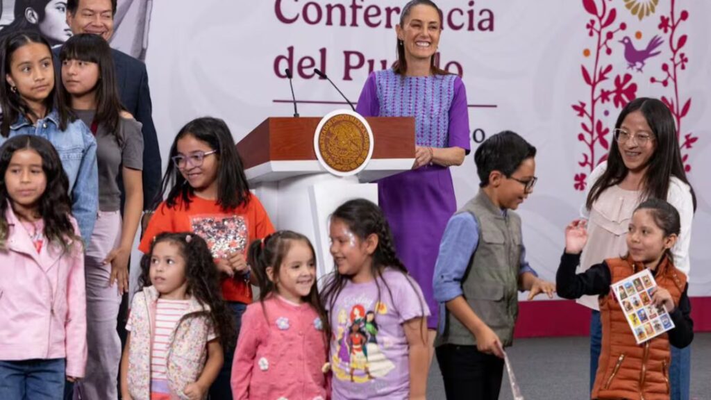 Inicia entrega de Tarjetas de la Beca Rita Cetina; 9.9 millones de estudiantes beneficiados