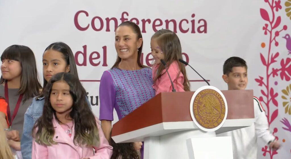 Inicia entrega de Tarjetas de la Beca Rita Cetina; 9.9 millones de estudiantes beneficiados