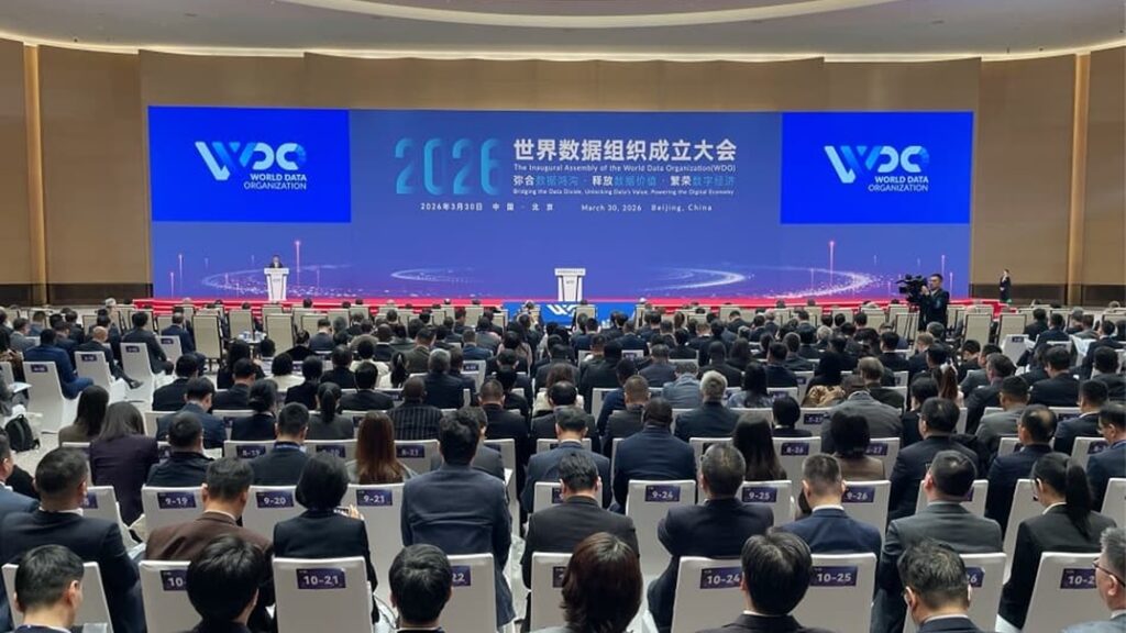 Trump bombardea, China busca liderazgo en IA