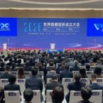 Trump bombardea, China busca liderazgo en IA