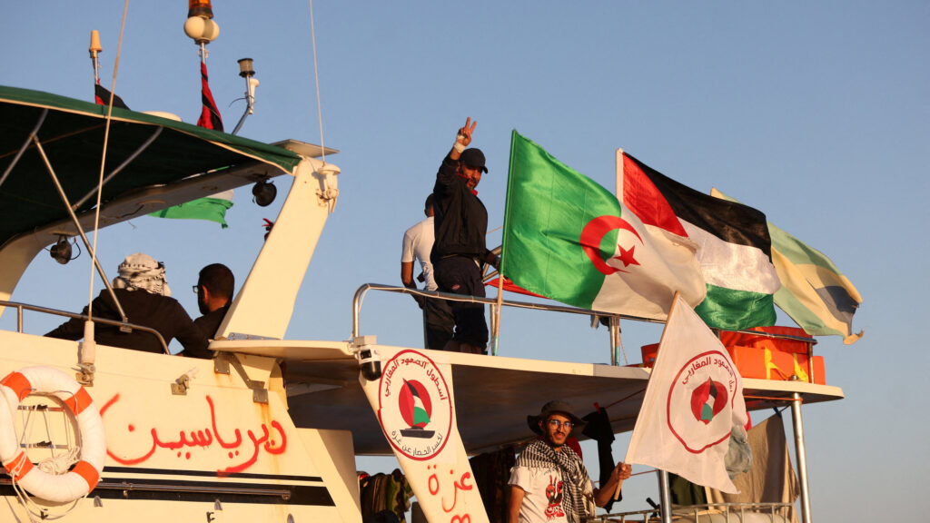 Ejército israelí detiene a 175 activistas al interceptar una veintena de veleros que se dirigían a Gaza con ayuda