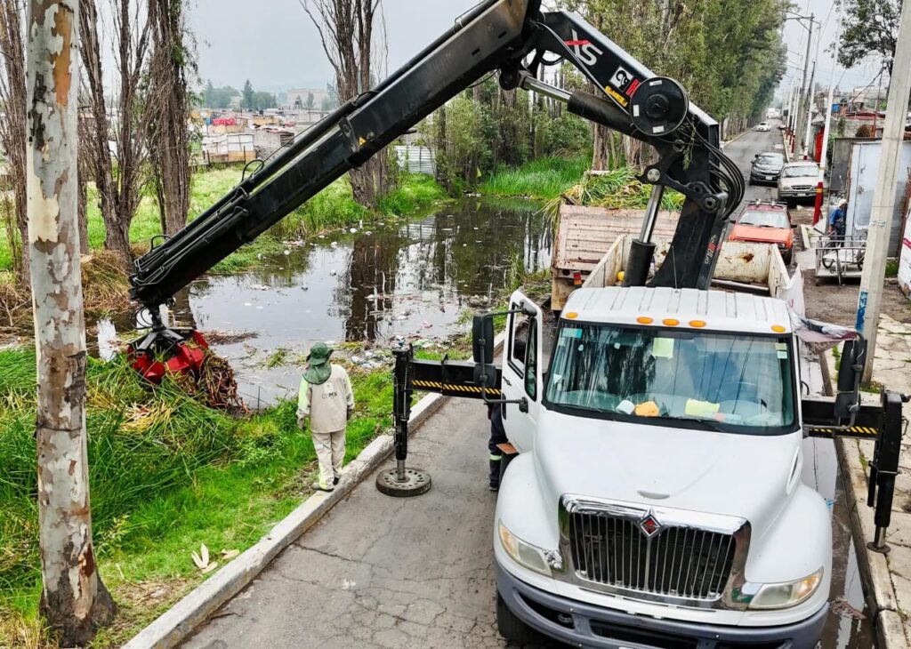 Alcaldía Tláhuac mitiga riesgos por lluvias con limpieza de canales y conectores principales