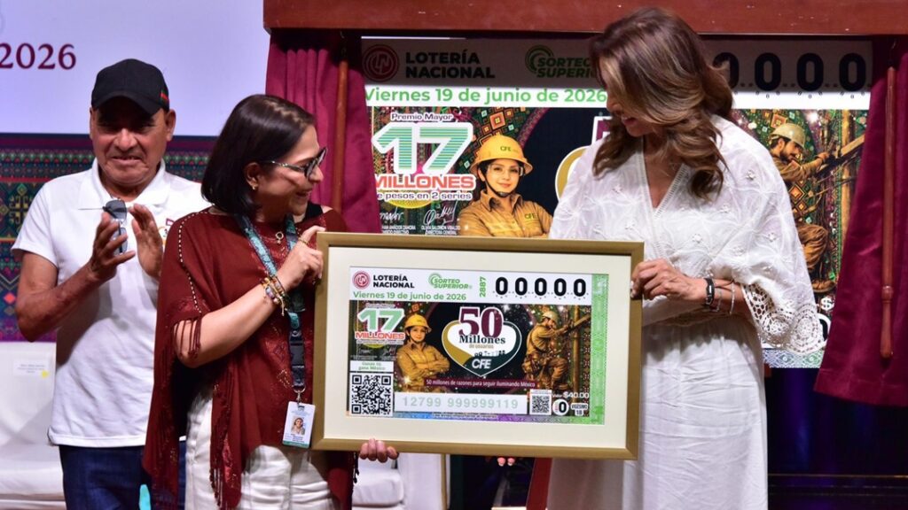 Llega la CFE a 50 millones de usuarios y la cifra es celebrada con billete y sorteo de Lotería Nacional