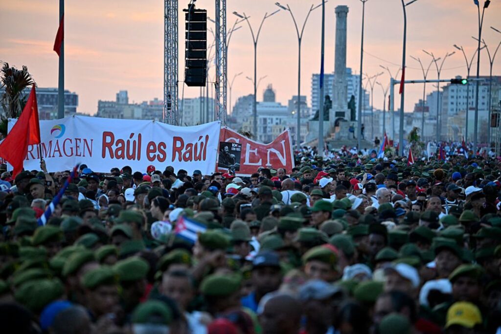 Miles de cubanos marchan en las calles para defender a Raúl Castro y la soberanía de la isla
