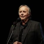 La Academia de la Música de España premia al cantautor Joan Manuel Serrat.