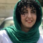 Teherán libera a la Nobel de la Paz, Narges Mohammadi, tras dos infartos en prisión