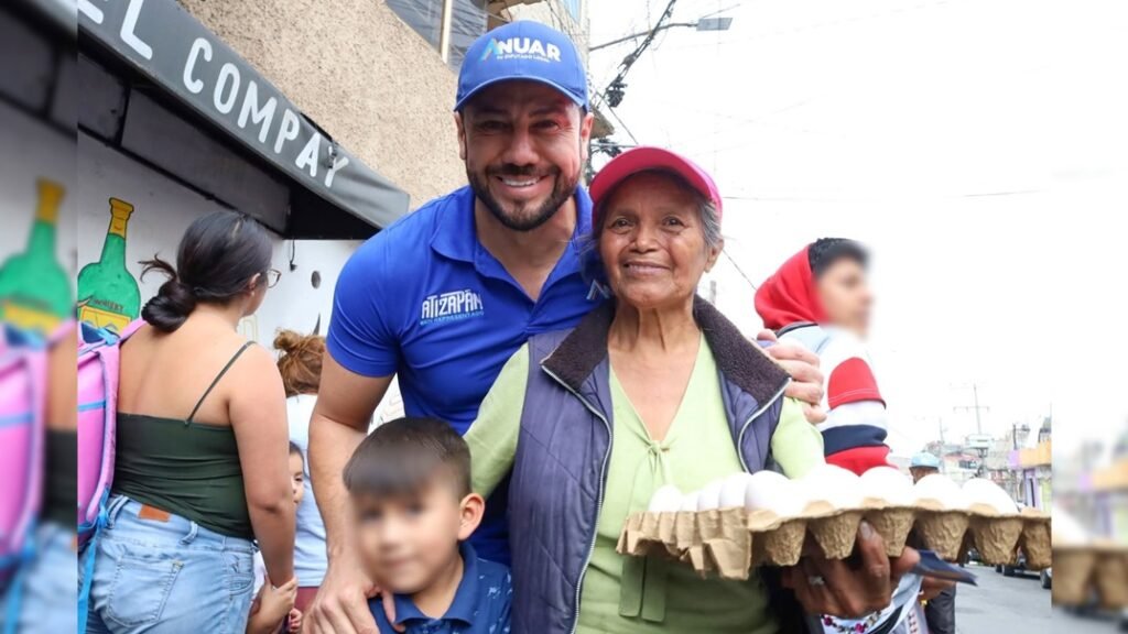 Lleva Anuar Azar huevo a 10 pesos para apoyar economía familiar en Atizapán