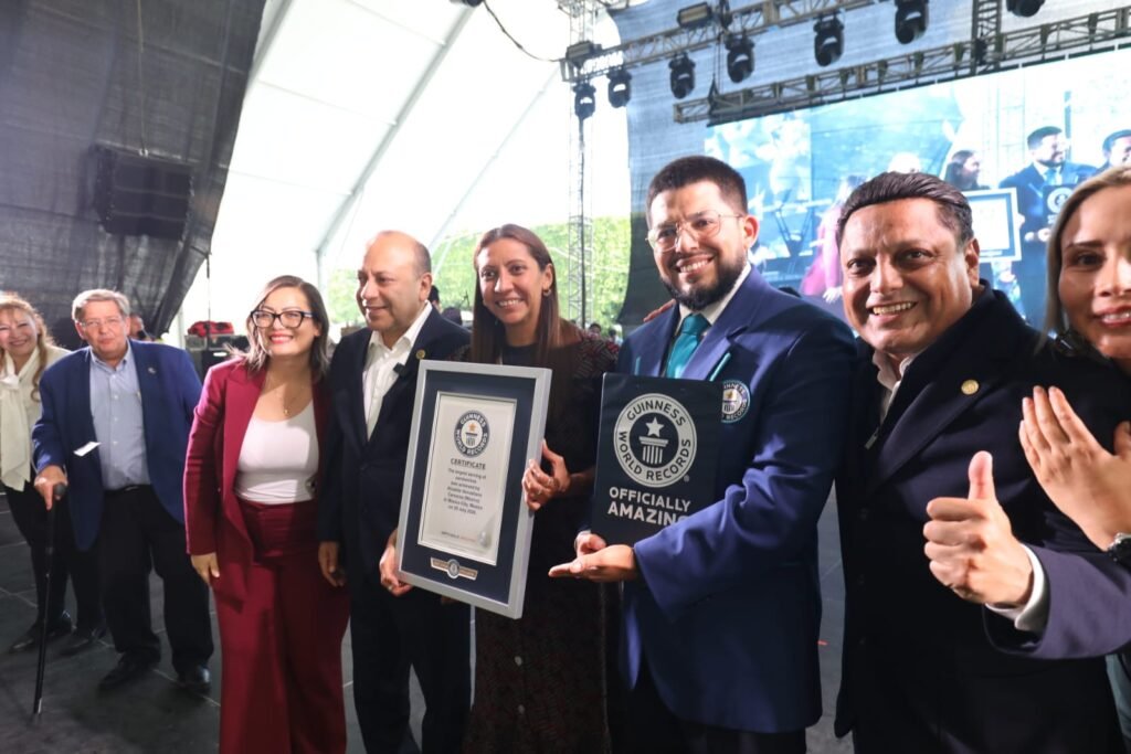 Impone Venustiano Carranza Récord Guinness de la torta más grande del mundo
