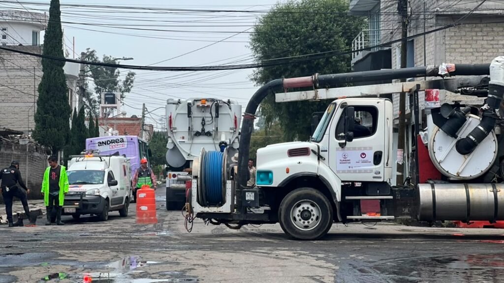 Se realizan labores de limpieza en viviendas y colonias afectadas por lluvias en Tláhuac