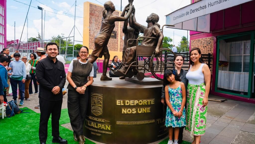 Tlalpan: nuevo símbolo de identidad mundialista; Gaby Osorio y la artista plástica Edysa Ponzanelli develan escultura