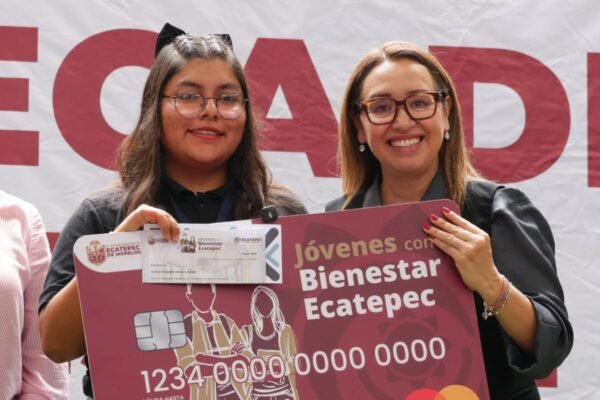 Azucena Cisneros apoya con transporte a 5 mil universitarios para que continúen sus estudios