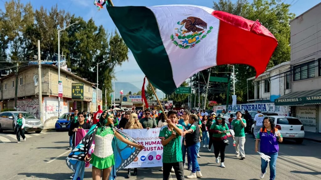 Tláhuac se llena de color con desfile cívico por el 216 Aniversario de la Independencia de México