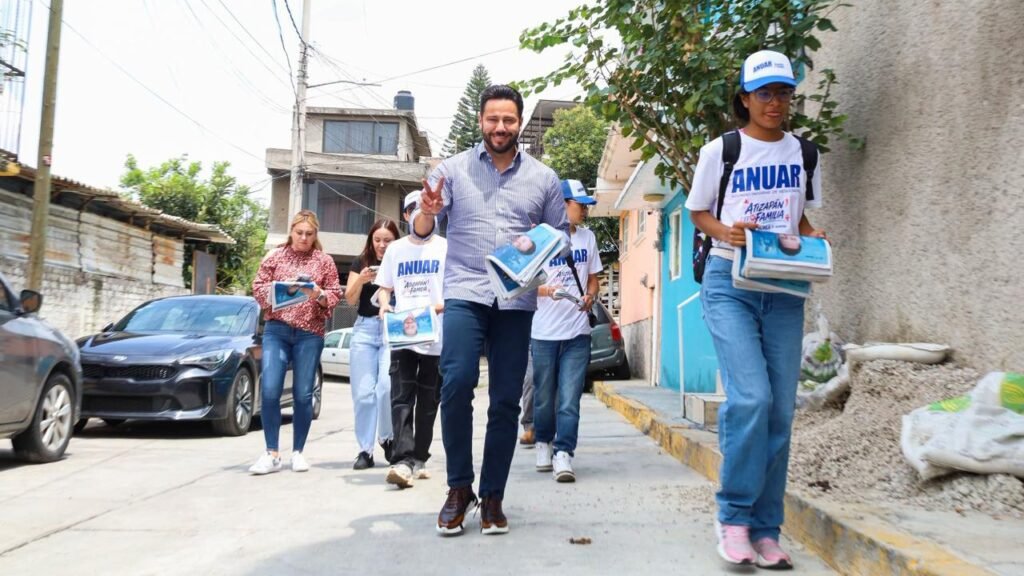 Anuar Azar lleva apoyos a 130 comunidades de Atizapán de Zaragoza